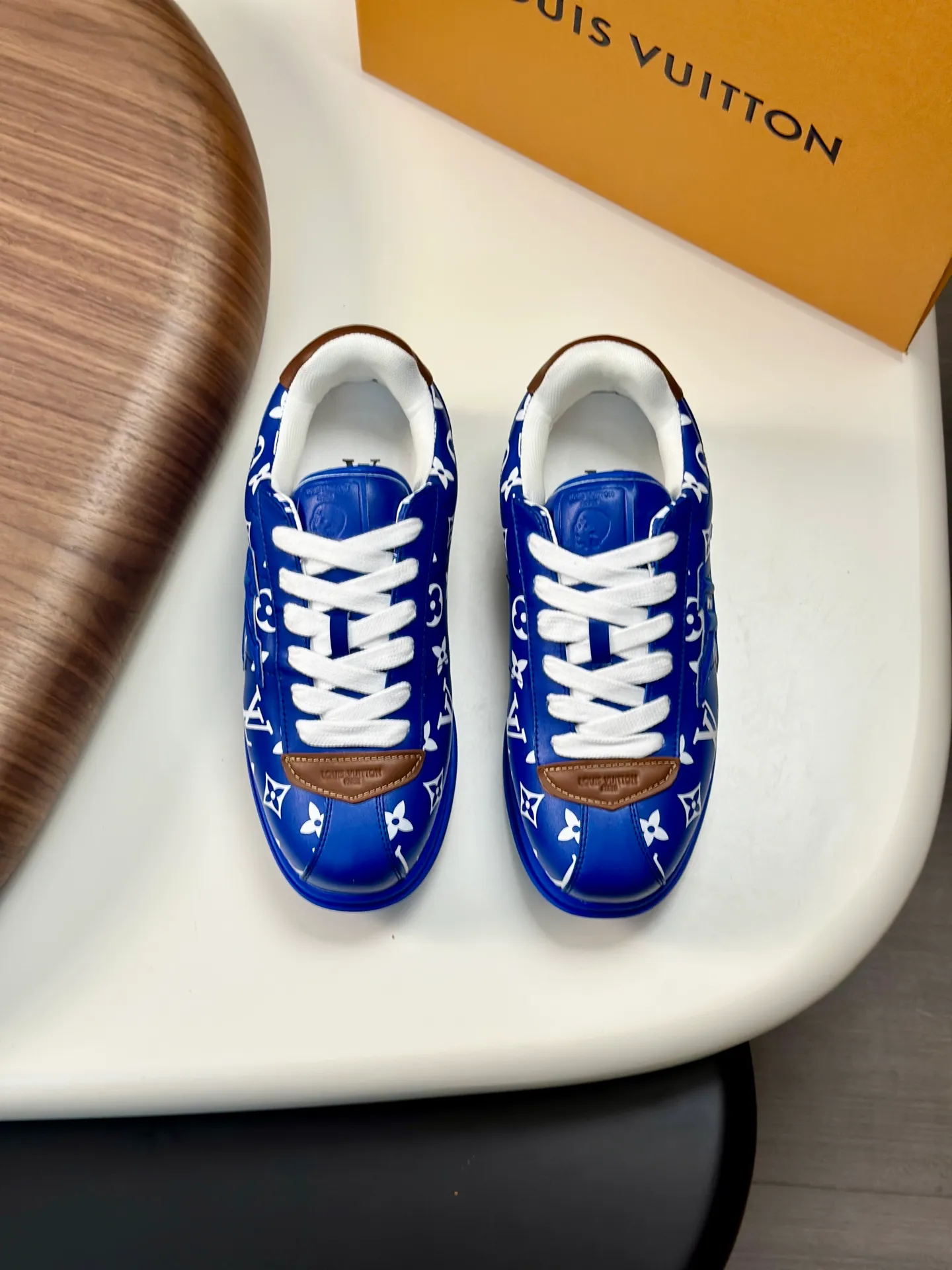 Factory direct sale ¥700💰Full set of packaging💰Top version LV-Louis Vuitton-Classic catwalk new style 1:1 developed replica of the original version! ! The upper foot is very comfortable. It is made of luxurious materials and fine workmanship. The midsole is printed with English letters "Made in Europe". The upper is made of calfskin imported from Italy. The side is decorated with the brand's LOGO and signature. The latest latex foot pads and mesh lining make the foot feel super comfortable. The original two-color TPU combination outsole is specially provided by the original factory. Bag technology Goodyear stitched edges Fabric: Exclusive custom first-layer cowhide Accessories: Exclusive private model Vuitton logo, lining: Customized silk mesh lining - first-layer silk cowhide lining Outsole: TPU combination outsole wear-resistant, non-slip and anti-yellowing Foot pads: new latex pads-mesh sweat-absorbent Counter technology: fully computerized sewing machine wire drawing Toe box back cover Hot and cold shaping Full set of pull-top last with medium and low logo pattern Counter packaging - Shoelaces, certificates, cards, instructions, certificates of quality, dust bags, the most comprehensive packaging on the Internet, men's size 339-44 (38/45 custom-made, non-refundable!